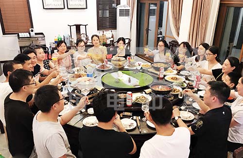公司部门聚餐举杯.jpg