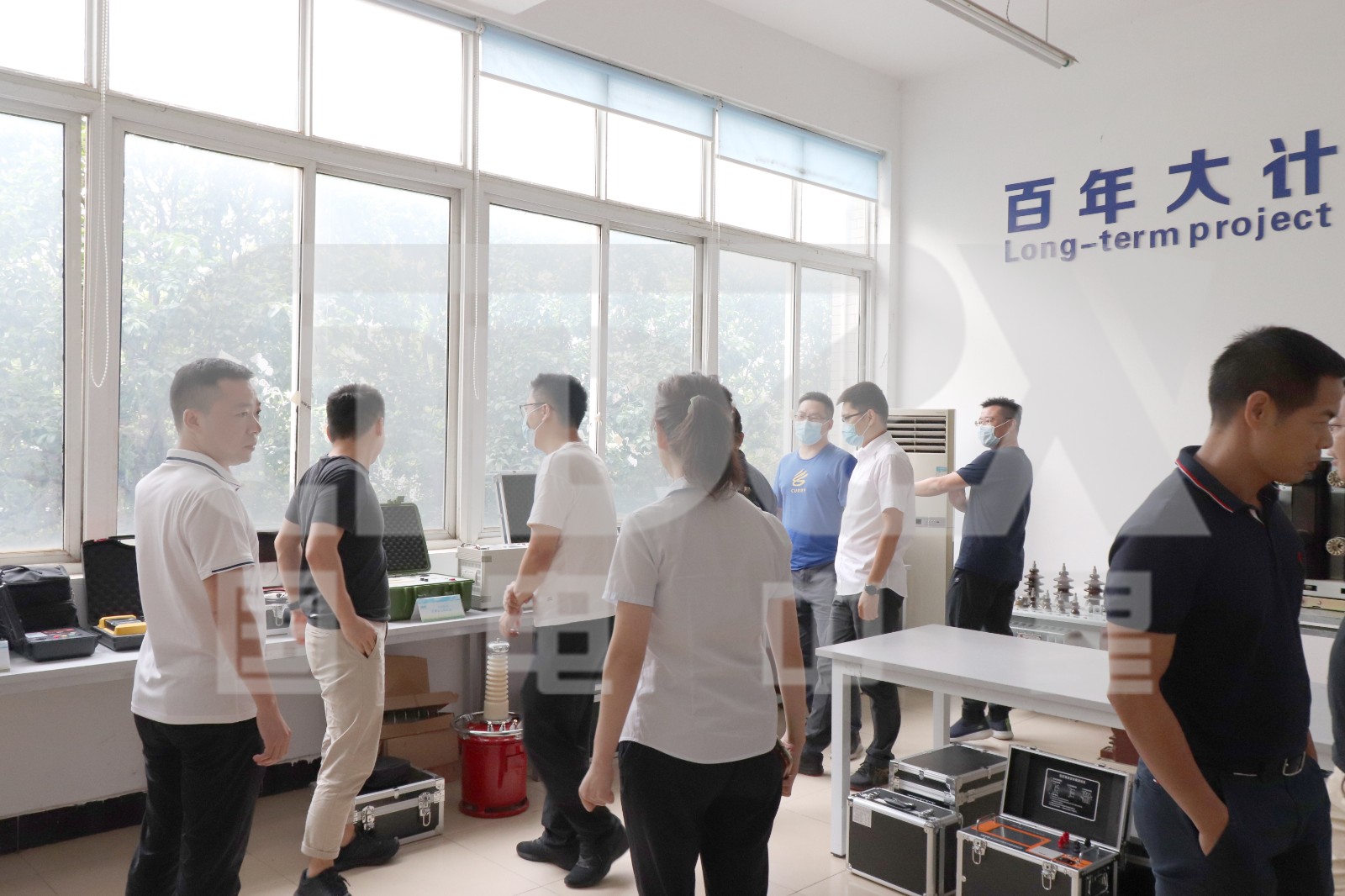 参观展厅.jpg 参观展厅.jpg