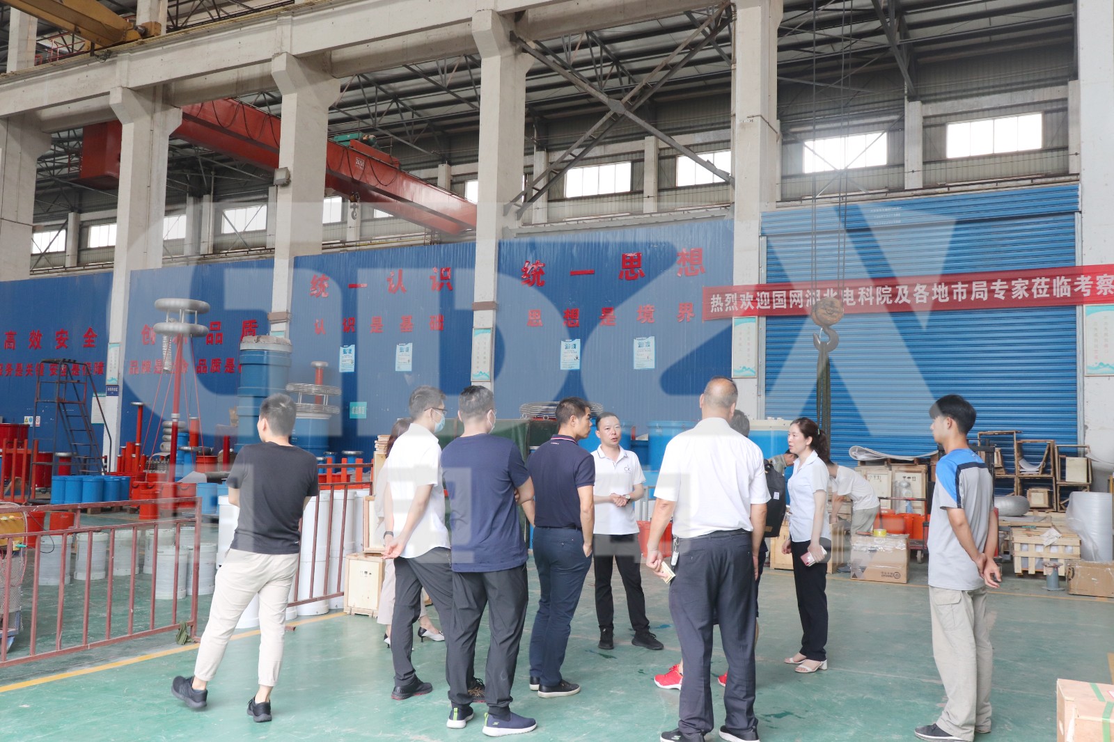 参观生产车间.jpg 参观生产车间.jpg